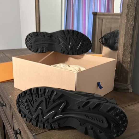 Men’s size 10 never worn, athletic Louis Vuitton shoe - Picture 2 of 3